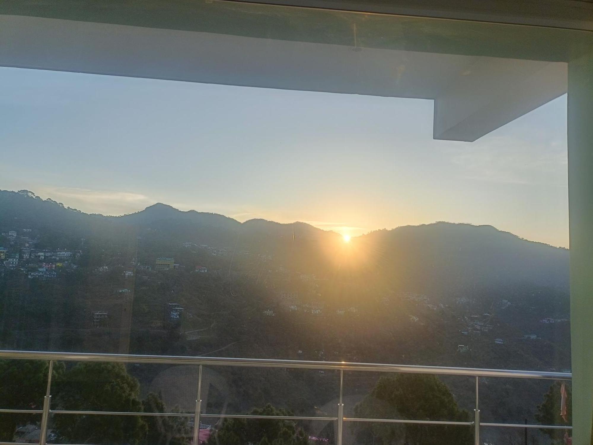 Apartment Sun Rise View At Twin Oaks' *