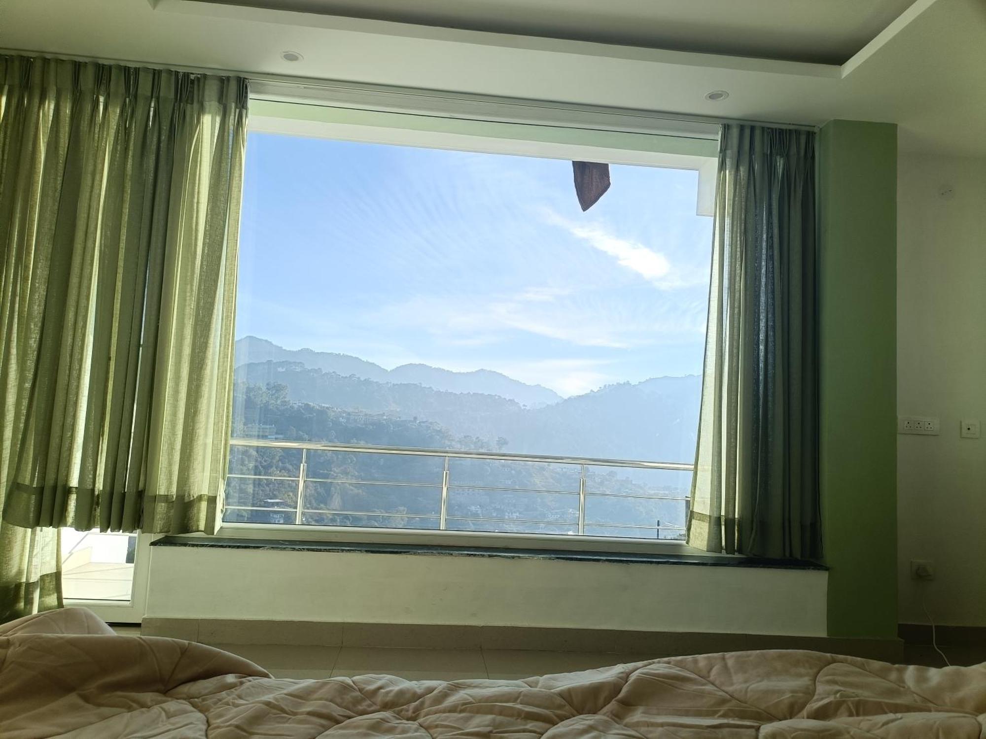 Sun Rise View At Twin Oaks' Apartment *