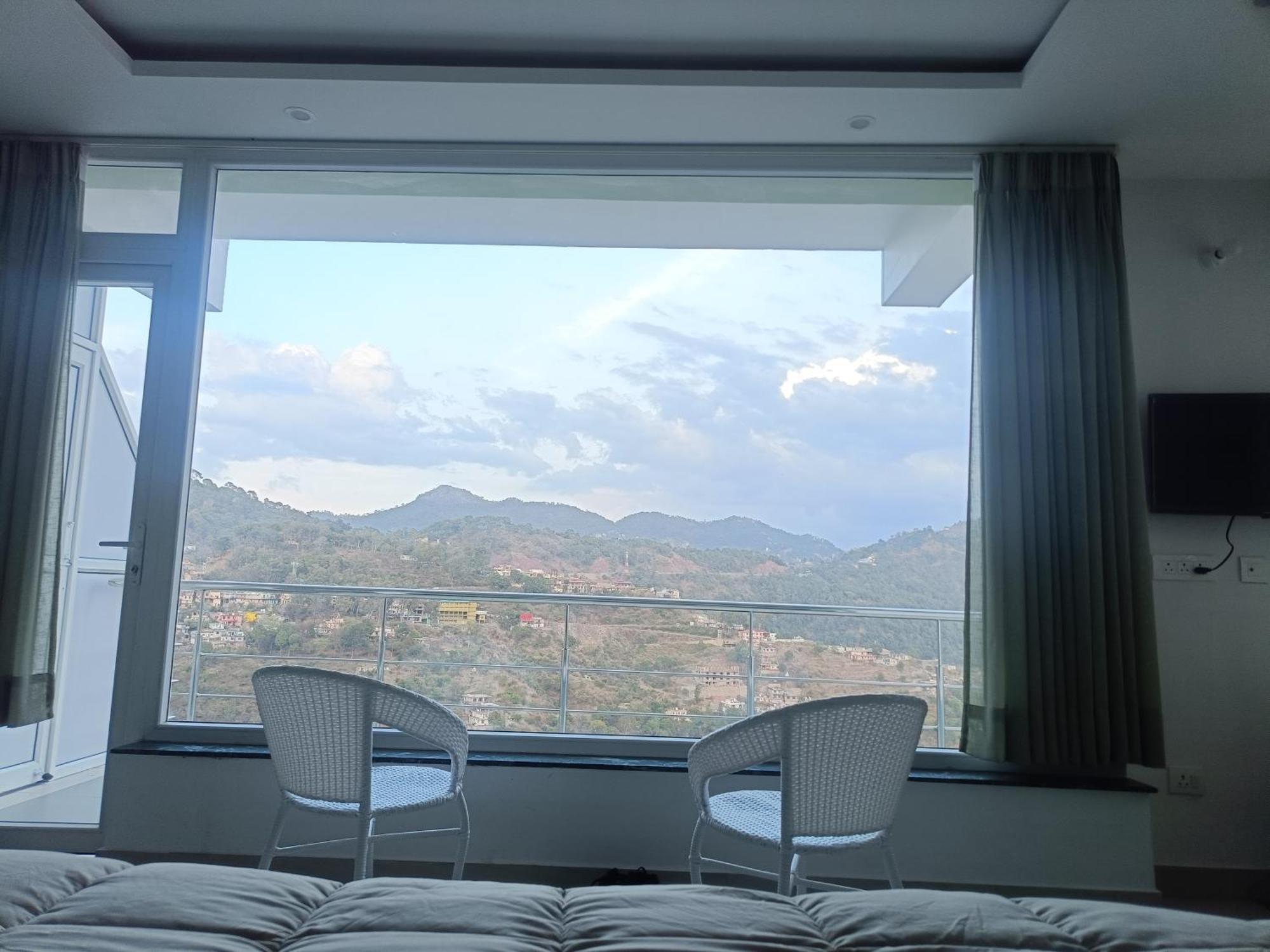 Apartment Sun Rise View At Twin Oaks' *