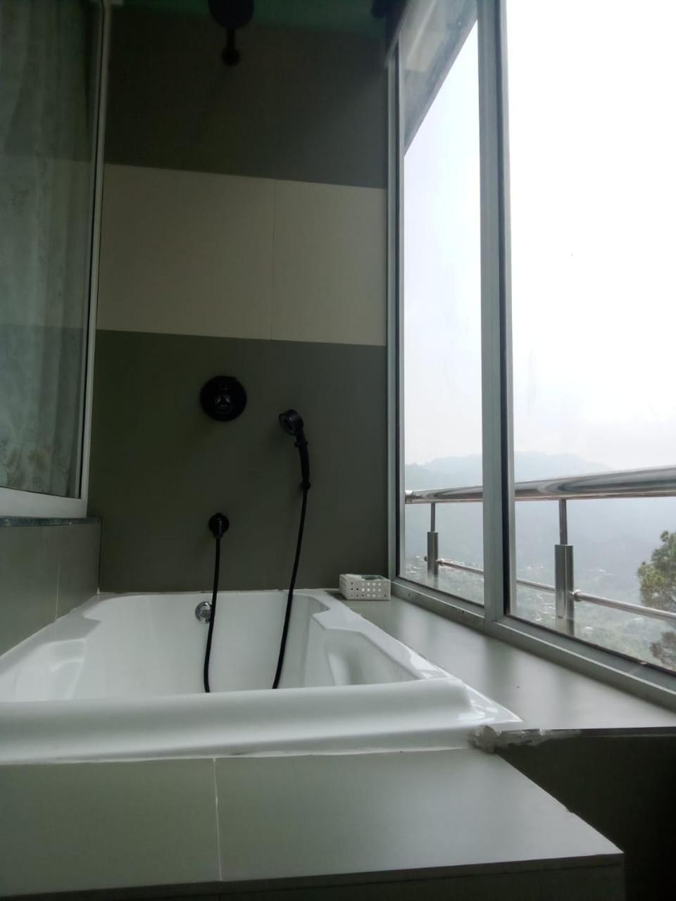 Sun Rise View At Twin Oaks' Apartment *